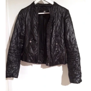  - Snygg svart vårjacka letar ny ägare! 