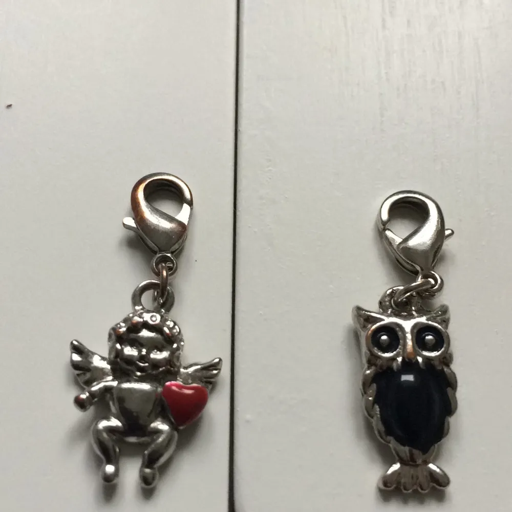 Fina berlocker att hänga på tex Thomas sabo smycken eller från guldfynd. Dom är från imemy. Accessoarer.