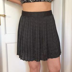 Oanvänd kjol från BikBok. 
Köpt för 99kr. 
100% polyester 
