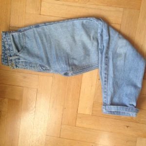  - Jeans utan stretch. 90taliga. Midjehöga, raka i benen. Skitsnygga. 
 Kan mötas upp i Stockholm eller skicka. Köparen står för frakten. 