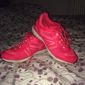  - Träningsskor från Soc strl. 38,5 - 150:-
Helt oanvända hel svarta Converse strl. 35 - 100:-
Gråa Converse strl. 7 - 100:- 