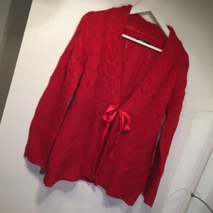  - Julig kofta från Gina tricot. Använd fåtal gånger men som ny. Swishbetalning, frakt tillkommer. 