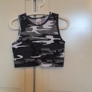  - Crop top köpt på indiana store för ca 100 kr! Aldrig blivit använd 