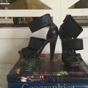  - Fina klackar från Kurt geiger. 

Köparen betalar eventuell frakt