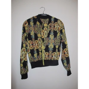  - Transparent "jacka" i storlek S. Använd 1 gång, piffar snyggt upp en svart outfit. Frakt 42kr ✨