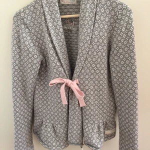  - Underbar kofta från Odd Molly. Den är som ny då den endast är använd 3 gånger 🌸   Köpte den för 1795 ✨  Om jag ska skicka via posten står köparen för frakten.  