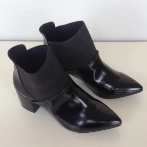  - Helt oanvända. Säljer pga fel storlek. Skulle säga att det är en 38 eller liten 39. 