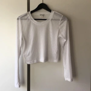  - Vit, transparent crop top från MONKI. Köparen står för frakten! Tar även emot betalning via swish!