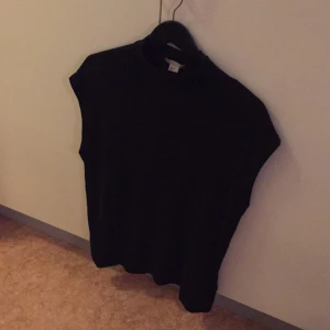 - Halvpolo t-shirt från hm trend. Helt nyköpt och aldrig använt. Passar även större storlekar då de är en lite större modell. 