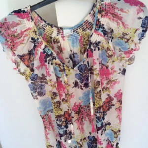  - Söt mönstrad blus i härligt tunt material 🌸