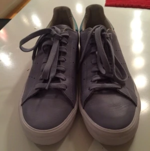  - Helt nya grå-blås Stan Smiths med vulkaniserad sula! Enbart provade inomhus. Nypris ca 800kr