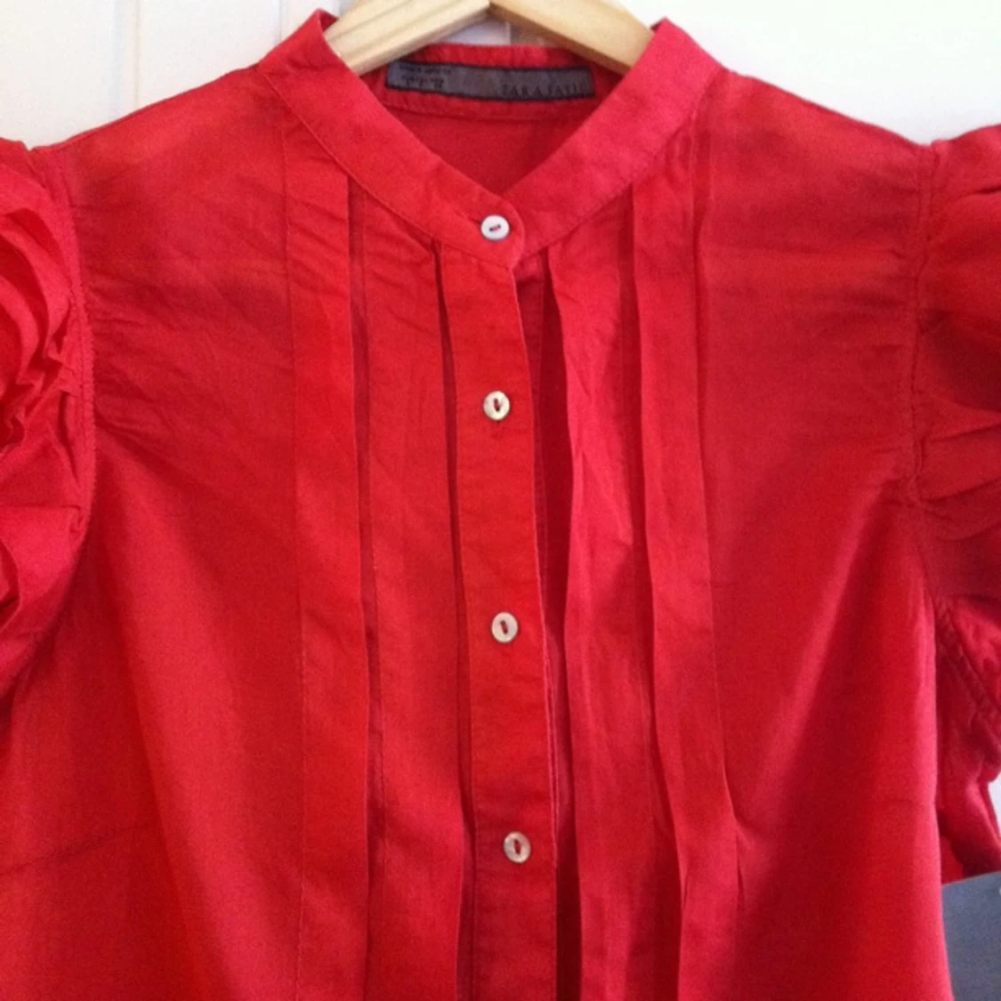 Röd blus från Zara. Volang på ärmarna. Aldrig använd. - 1380205282