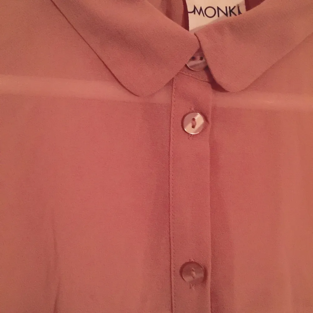 Blouse from Monki, silky feeling. Blusar.