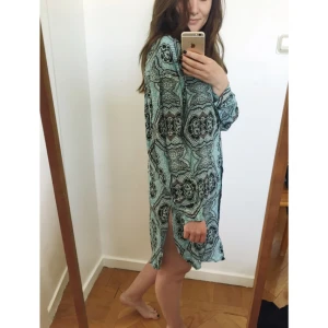  - Skjortklänning. Även fin att ha uppknäppt över jeans och tisha eller som kofta/kimono över en annan klänning. 