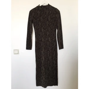  - Guldglittrig dröm! Tight fodral med stretch och slits i ena sidan.