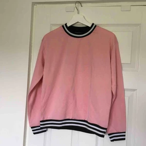  - Supersnygg rosa tröja med randigt i kanterna från Junkyard! Knappt använd ☺️