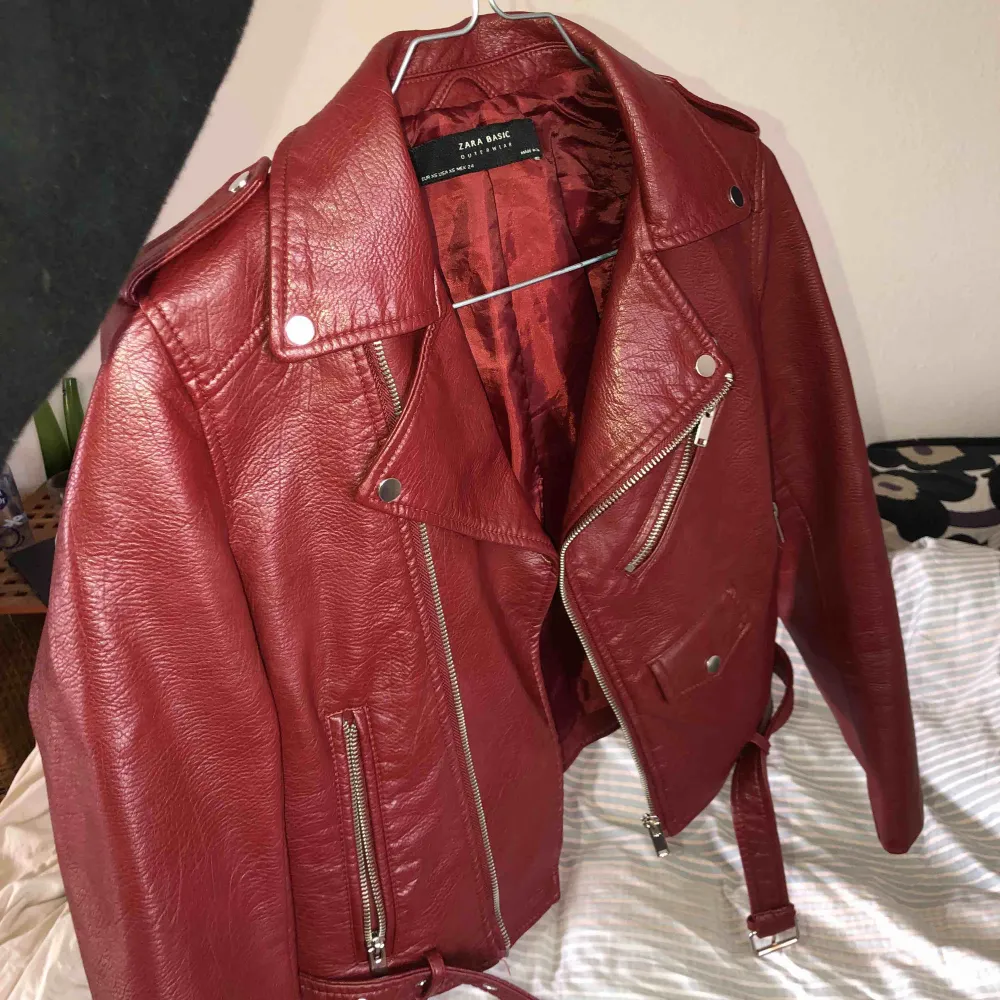 Red leather jacket from Zara’s last fall collection. Used several times . Jackor.