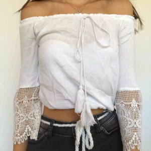  - Sjukt fin vit blus. Säljer på grund av att jag har flera liknande. Mycket lätt att matcha med både kjolar och byxor tack vare den enkla men eleganta designen 