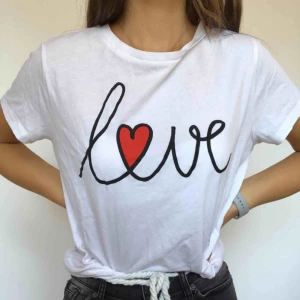  - Mycket fin T-shirt som passar mycket fint med nästan hela din garderob! Säljer pga att jag har två ungefär likadana. Använd en gång så i helt nytt skick! Frakt tillkommer