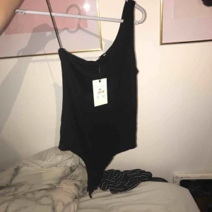  - Säljer denna oanvända bodyn med ärm på ena sidan i i storlek S Möts upp i Linköping annars står köparen för frakten Frakt 50kr