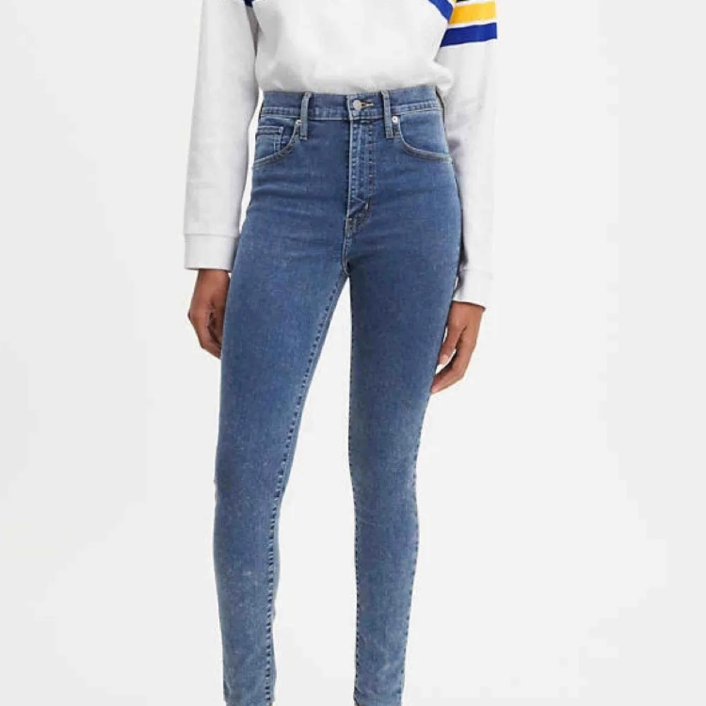 Dessa sköna jeansen från Levis, jätte stretchiga och höga i midjan. Jeans & Byxor.