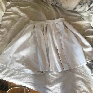  - Säljer denna fina ”ballerina” kjolen i storlek XS. Möts upp i Linköping annars står köparen för frakten Frakt 70kr