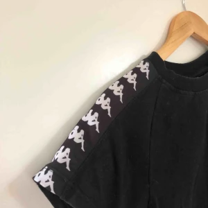  - T-shirt croptop från Kappa i storlek M. Passar även andra storlekar beroende på vilken passform man vill ha. 