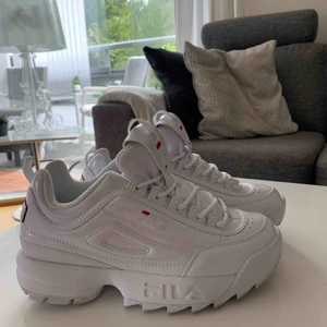  - Helt nya Fila Disruptor. Vita med röda och gulddetaljer. Sjukt snygga men för stora för mig tyvärr. Använda 1 gång. Skickas i originalKartong.