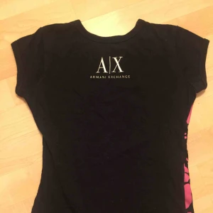  - Svart T-shirt med rosa tryck från Armani Exchange