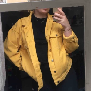  - Oversized gul jeansjacka från HM, nypris 300.  Storlek 42