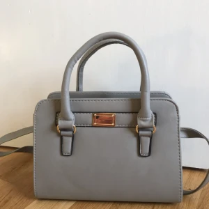  - Grå väska, säljer för att jag inte använda den.