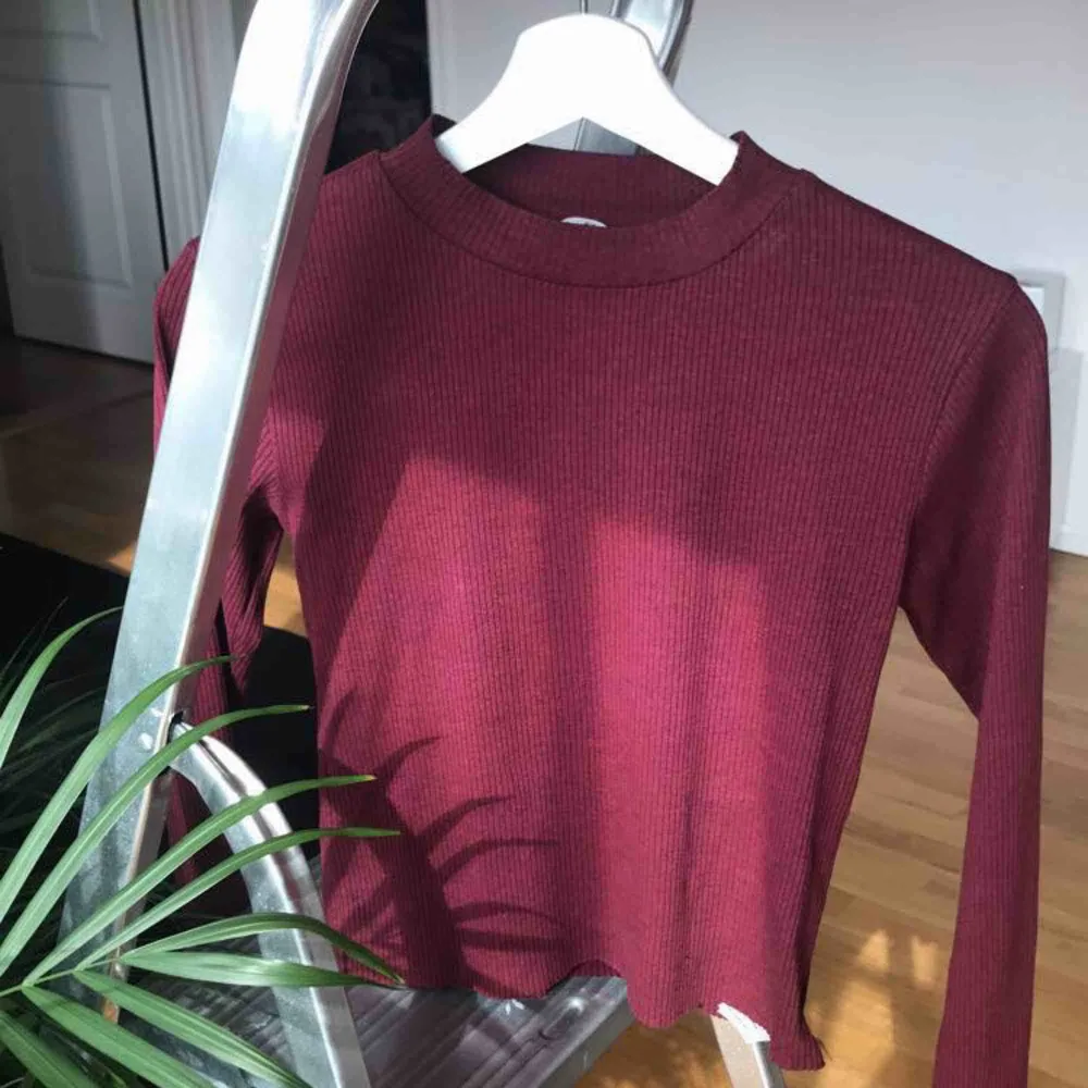 Lång-ärmad tröja från Cubus! Tröjan är ribbad och har en vinröd nyans som bäst skulle kunna liknas vid den sista bilden. Skick: så gott som ny! Köpare står för frakt🚛. Tröjor & Koftor.