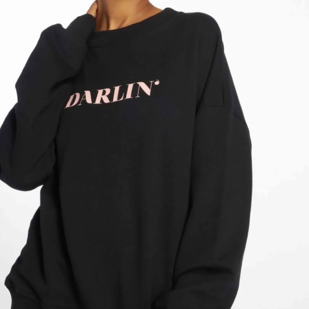 Sweatshirt ifrån NA-KD med tryck DARLIN’  Superskönt och passar också både XS och S. Köpare står för frakt💕. Tröjor & Koftor.