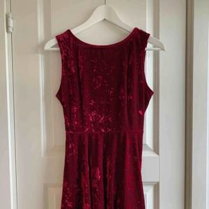  - Sammetsröd klänning från Forever21. Skatermodell. Väldigt omtyckt men används tyvärr alldeles för lite av mig! Bara använd ca 1 gång så i mycket fint skick. Frakt 36kr tillkommer, kolla gärna in mina andra plagg- jag samfraktar gärna! 🌟