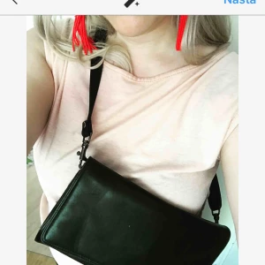  - Skitsnygg skinnväska med justerbar rem. Kan användas tight eller löst.