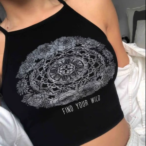  - Detta croppade svarta linne från H&M är i storlek XS och passar som en XS. Du som köpare står för frakten eller så kan jag mötas upp i Lund ❤️