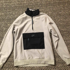  - jättemysig fleecetröja från nike herr med ficka på framsidan endast använd en gång! passar också som en oversized L i damstorlek! 