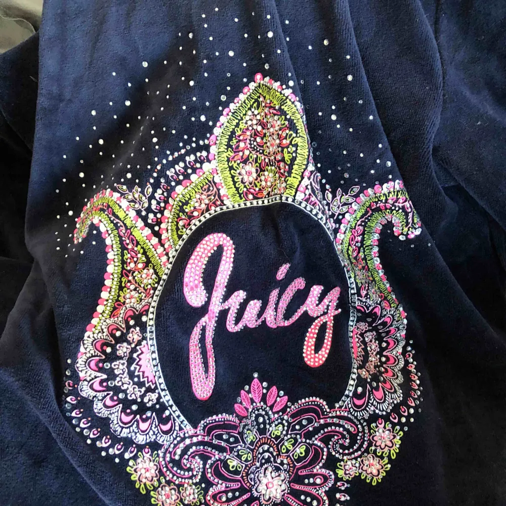 Juicy couture hoodie i en vacker marinblå färg! Fraktkostnad tillkommer.. Tröjor & Koftor.