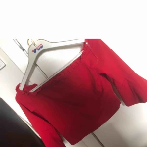  - Röd off shoulder topp med trekvartsarm och utsvängda armar  Helt ny och oanvänd Den är kort i modellen Storlek L men passar en S och M 
