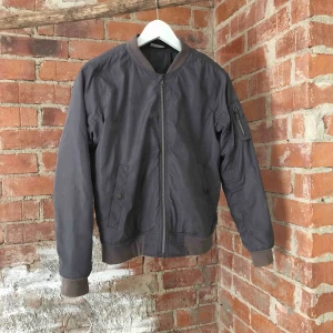  - En grå bomberjacka från Lindex. Köp för ca 3 år sedan använd men behövs bara putsas upp lite så är den som ny.