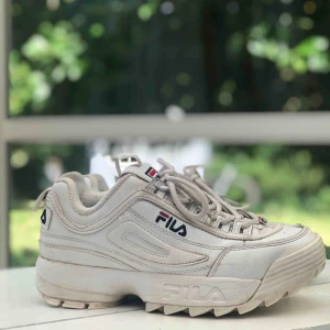  - Ett par fila skor i storlek 38. De är använda varsamt men det finns vissa tecken på slitage i tex vänstra hälen. Inget som skapar obekvämlighet. Säljes för 300 men köptes för 1000. Frakt tillkommer 🦋 xoxo