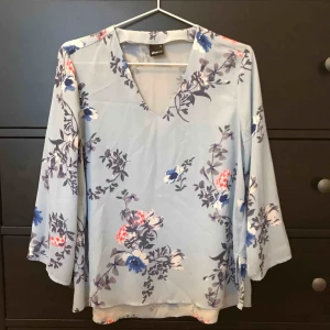  - Blus från Gina Tricot i storlek 34, men sitter ganska löst så är mer som en 36a. Fint skick :)