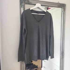  - Mjuk och skön V-ringad tröja. Använd ett fåtal gånger.  Frakt tillkommer🌸