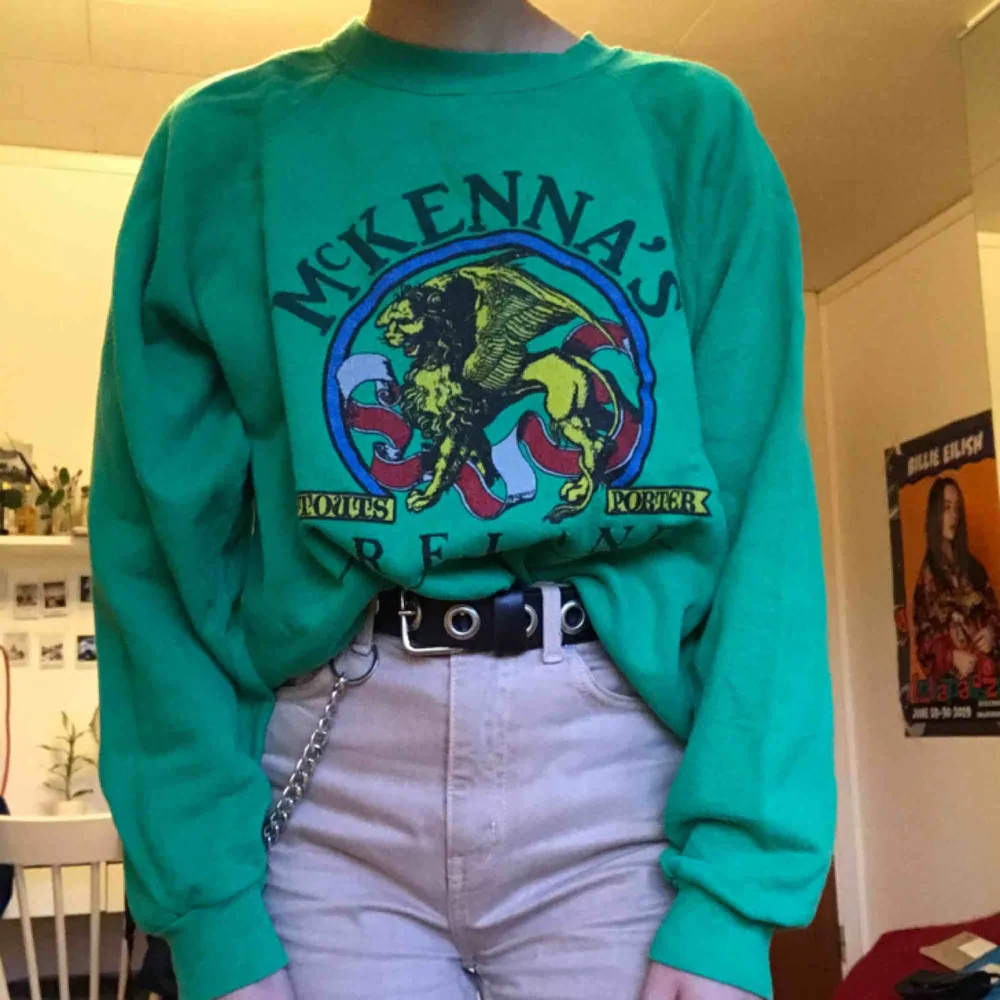 Säljer nu denna coola gröna sweatshirten som jag köpte från Beyond Retro för ett tag sedan:) knappt använd utav mig så tyckte det var lika bra att sälja den :) Köparen står för frakt eller så möts jag upp på söder💖. Hoodies.
