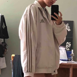  - Jättefin tunn jacka från adidas, kommer tyvärr inte till användning, är lite för stor/för mycket oversize på mig som är 160 och en xs, borde passa perfekt på någon lite längre som har s/m, eller någon som gillar mycket oversize!