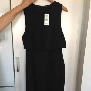  - Storlek 8, ny jättefin klänning som aldrig är använd med prislapp kvar, öppen i ryggen samt med dragkedja, nypris 2895kr