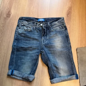  - Jeans cykelshorts, från Adidas. Använda 2 gånger. Väldigt fina men många knappar. 