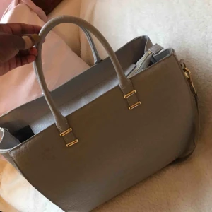  - Grå stor väska.   Har aldrig använt den.   Kommer från HM.  Pris kan förhandlas.