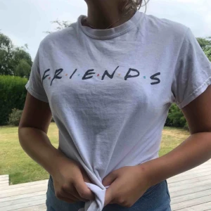  - Jättefin och cool retro friends t-shirt från urban outfitters! Frakten står köparen för!