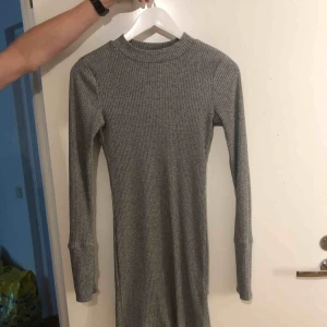  - Grå tajt klänning i ny skick 
